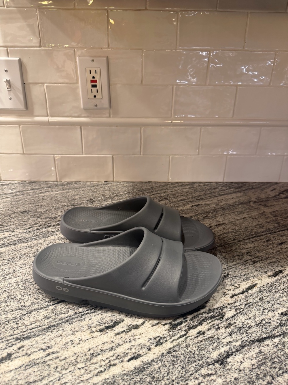 Women’s Oofos Ooahh Recovery Sandals Slides Size 9/Mens 7